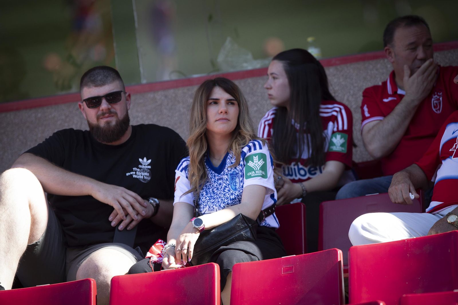 Encuéntrate en la grada de Los Cármenes en el Granada-Castellón