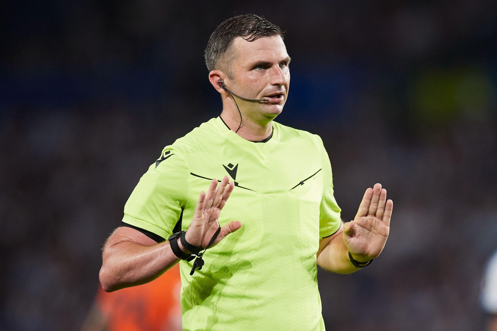 El colegiado inglés Michael Oliver, durante un encuentro.