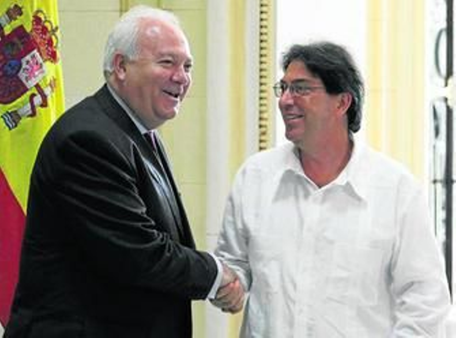 Moratinos saluda al canciller Bruno Rodríguez durante su reunión en La Habana.