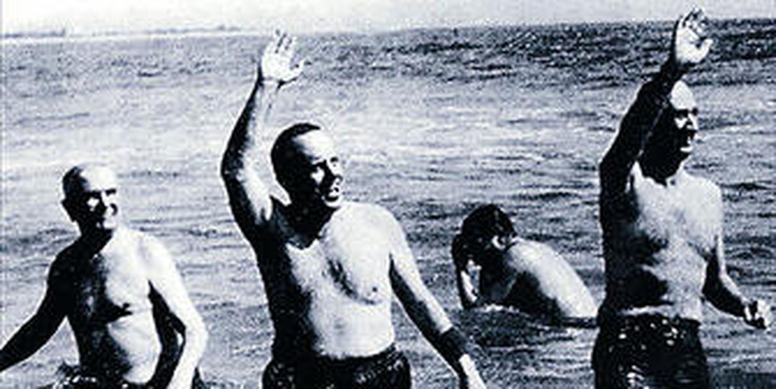 Fraga bañándose en Palomares.