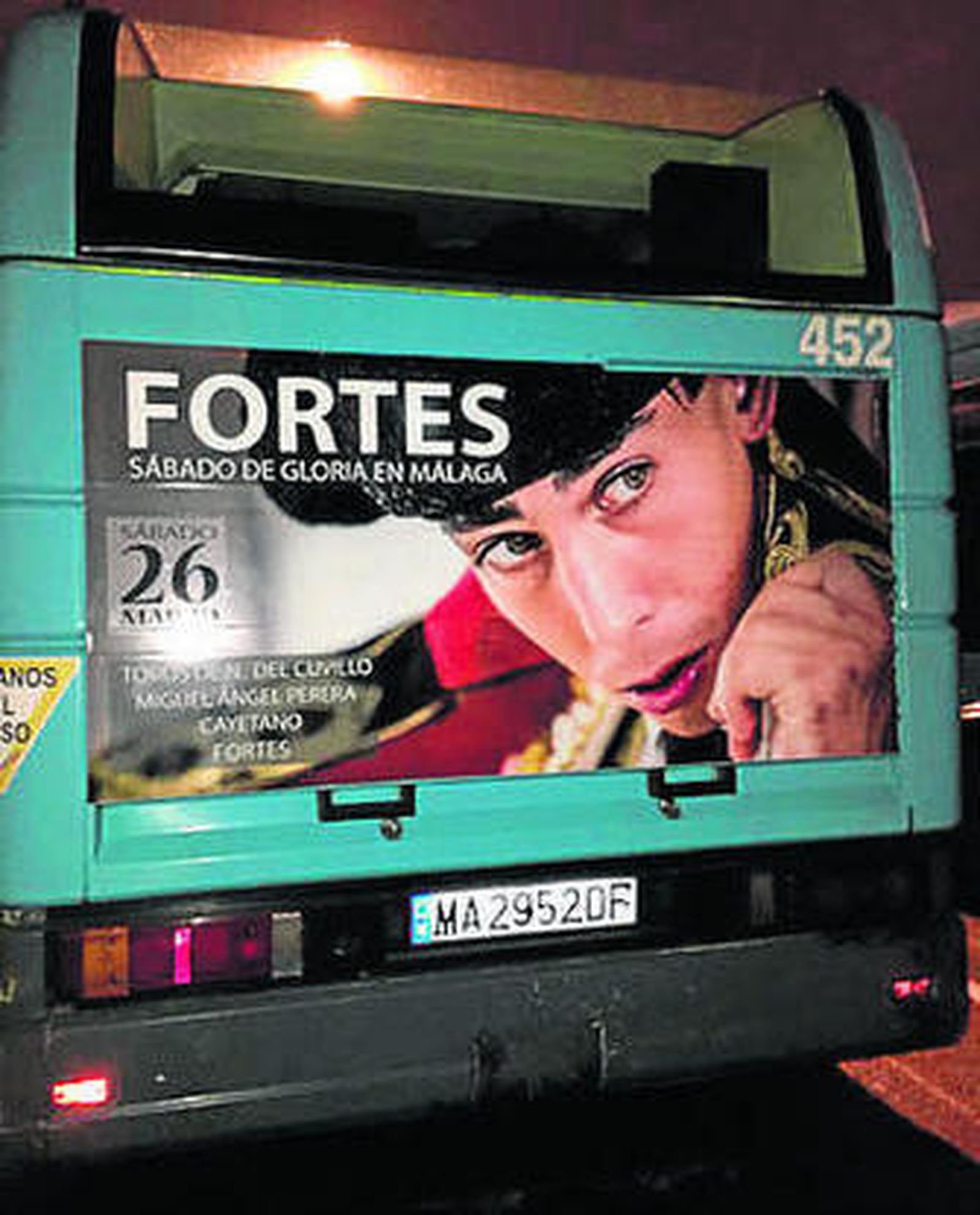 Un autobús con la imagen de Fortes.