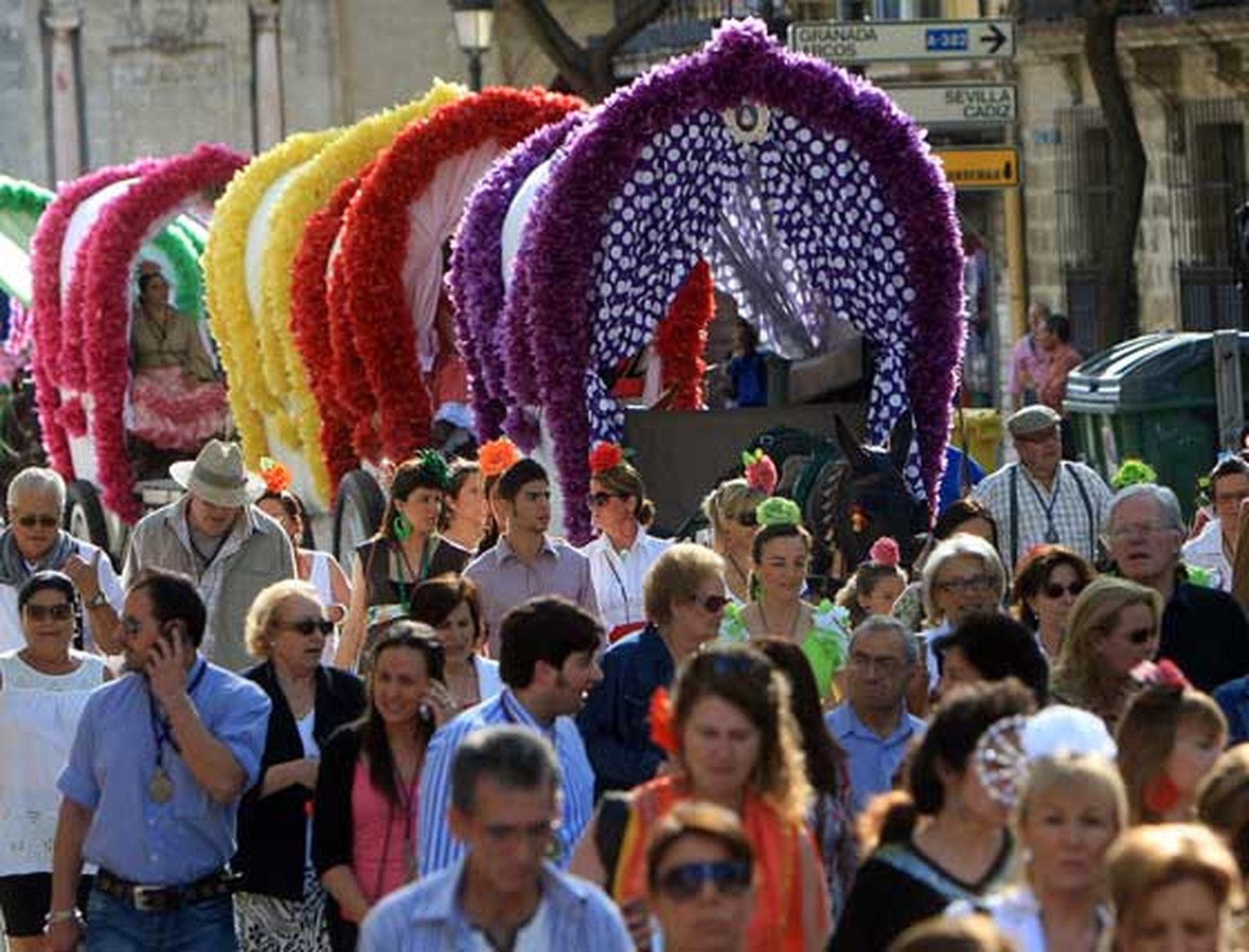 La hermandad rociera, tras asistir a la misa de romeros en Santo Domingo, coloca el Simpecado de Jerez en la carreta e inicia el camino hacia la aldea de El Rocío

Foto: Juan Carlos Toro