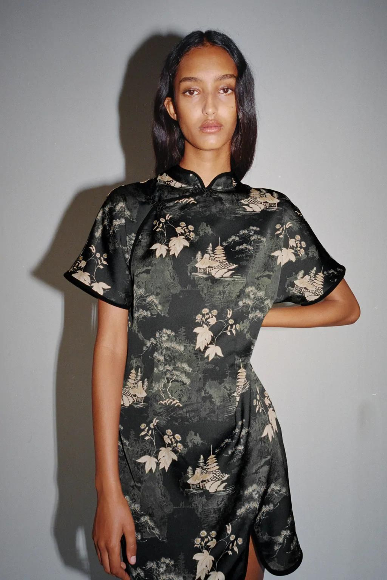 Vestido con motivos orientales de Zara.