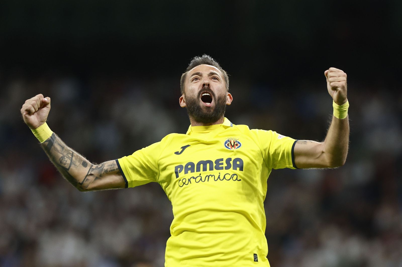 Morales (36 años) celebra un gol con la camiseta del Villarreal