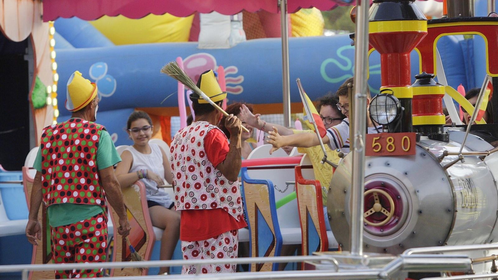 Los pequeños disfrutan de las atracciones mecánicas.