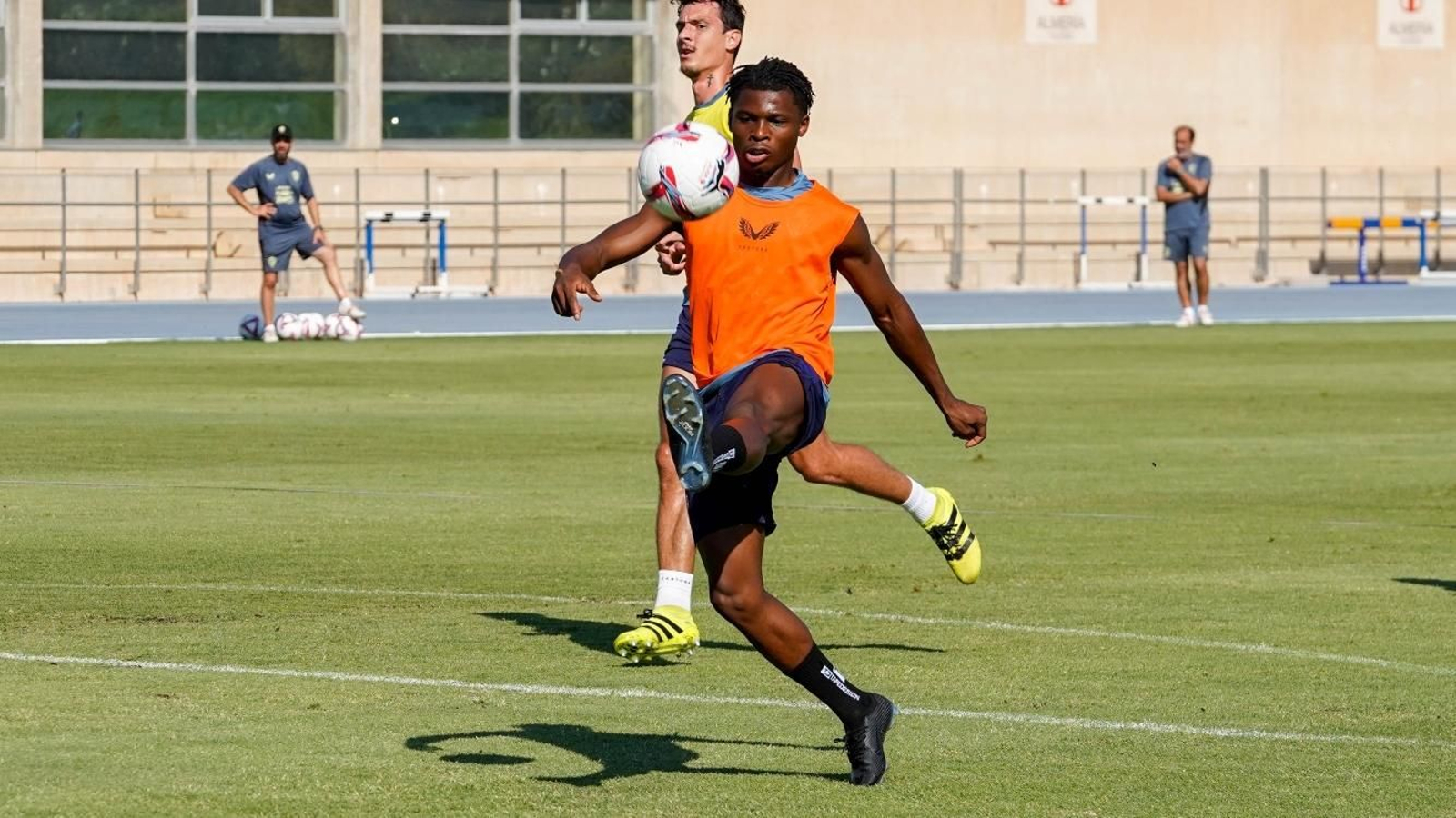 Largie Ramazani busca controlar un esférico en el entrenamiento de este viernes.