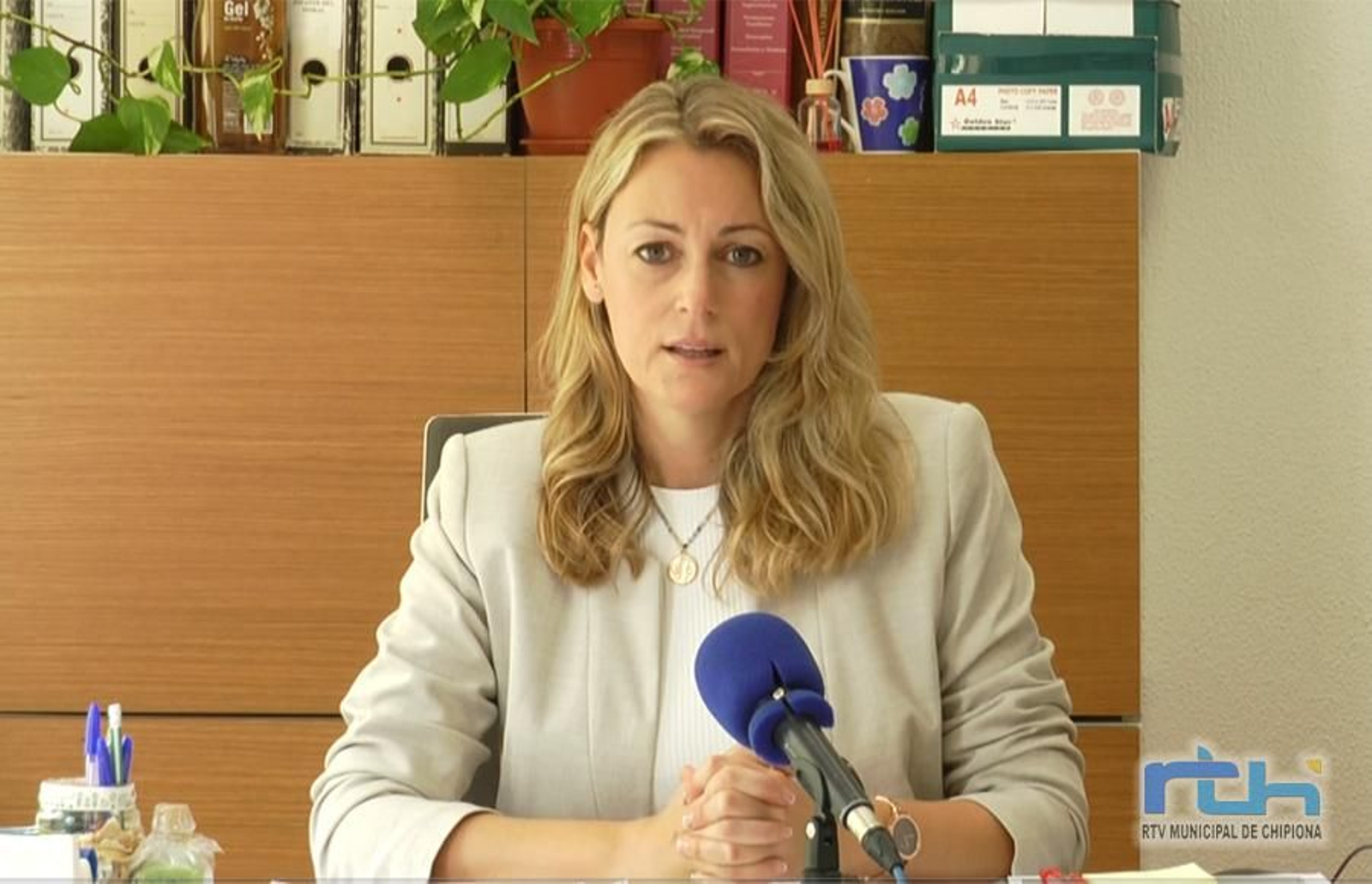 La concejala de Hacienda, María Naval, explicando el acuerdo plenario en declaraciones a la radio-televisión municipal.