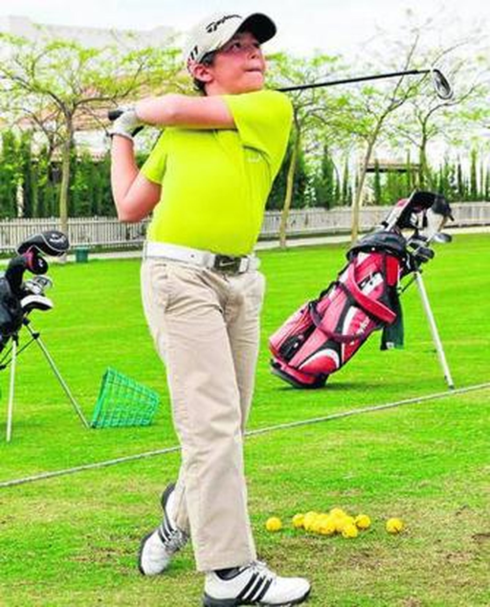 Rodrigo Charlo Sánchez golpea una bola durante una sesión de entrenamiento en el Sherry Golf de Jerez.
