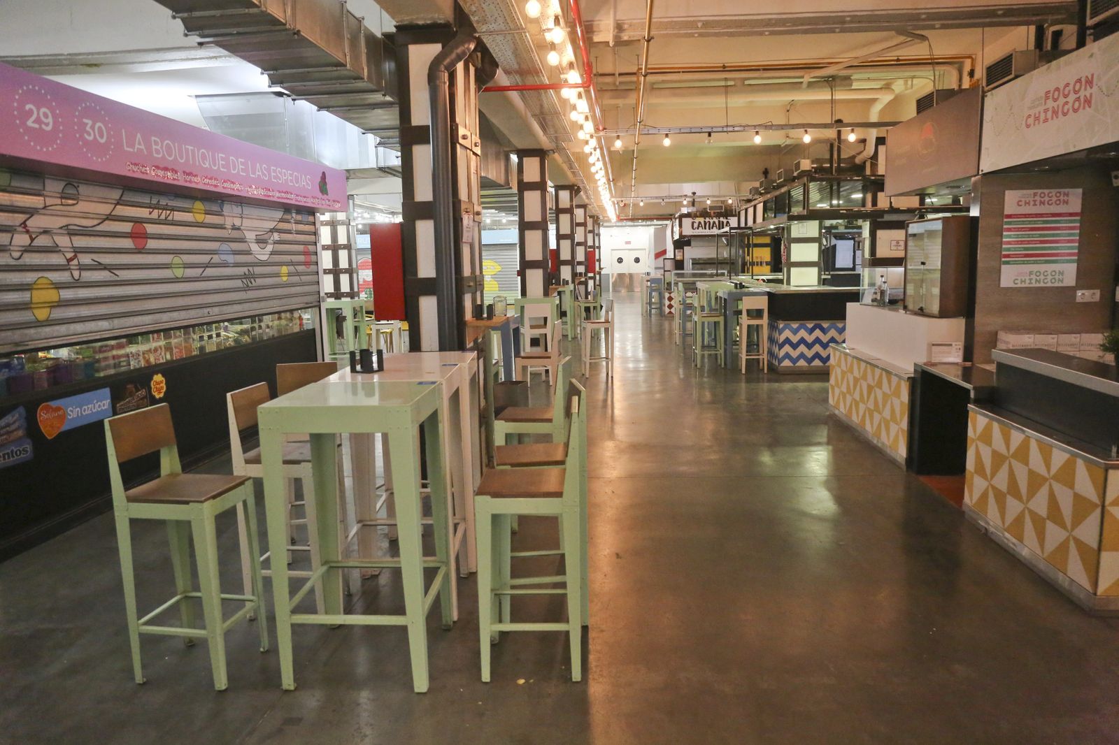 Vista de varios de los puestos sin actividad del Mercado de la Merced.