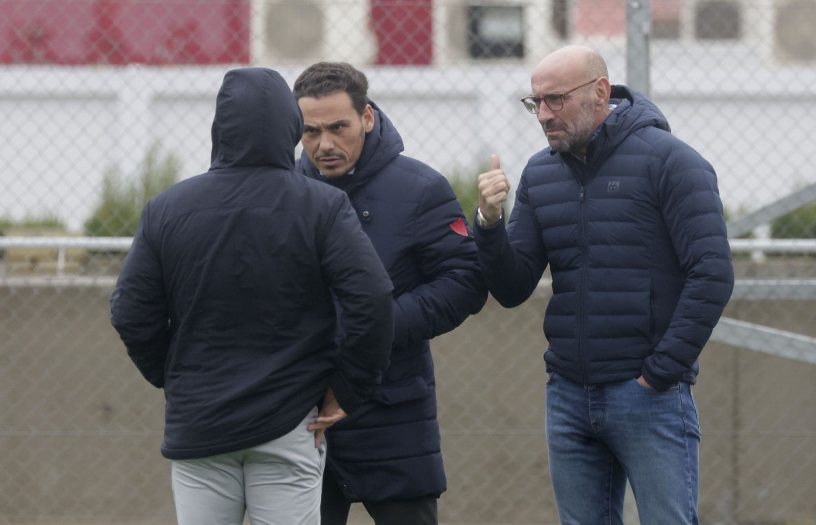 Sampaoli atiende a José María del Nido Carrasco y Monchi en la ciudad deportiva.
