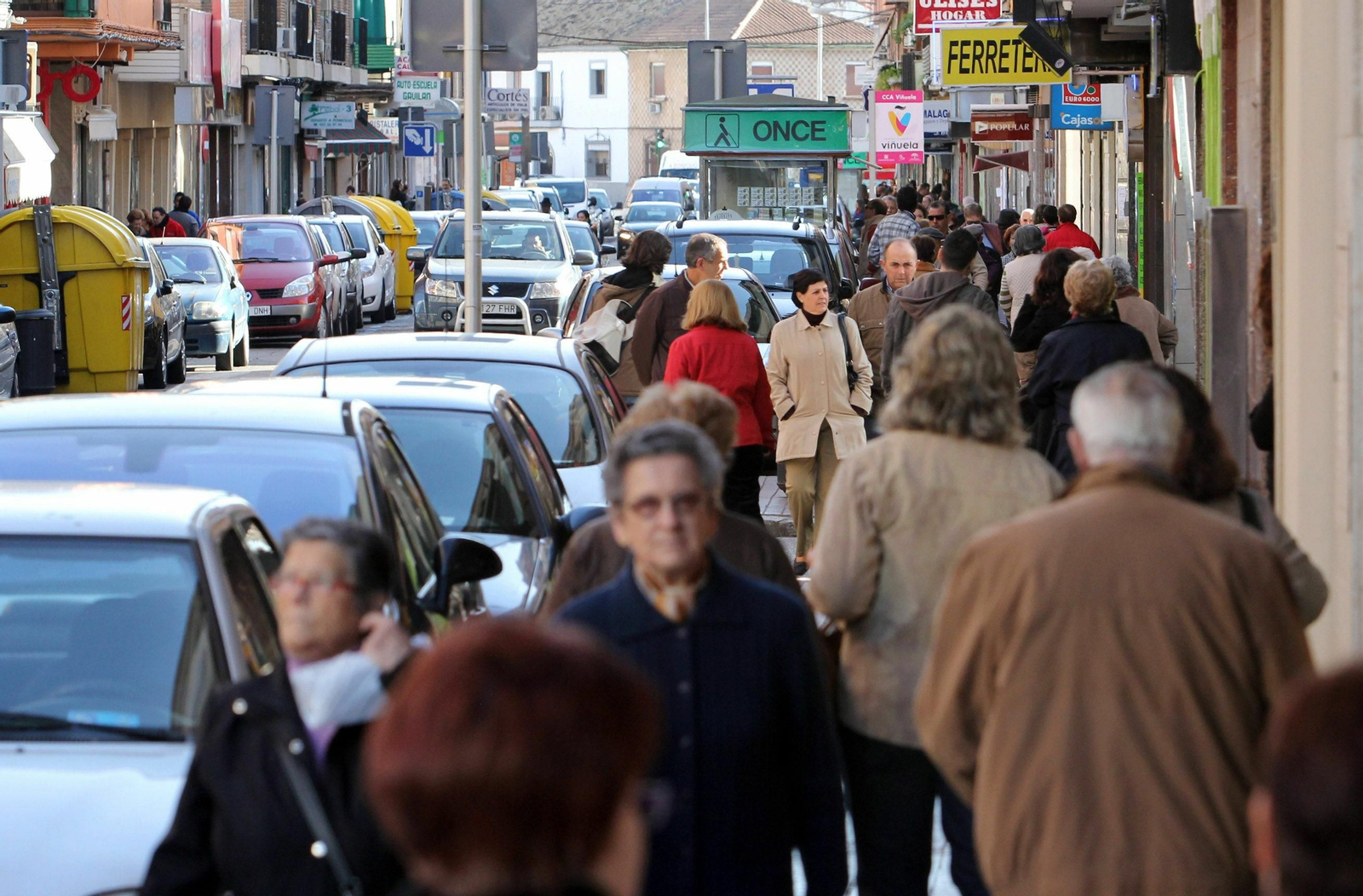 Gente en una calle comercial de Córdoba