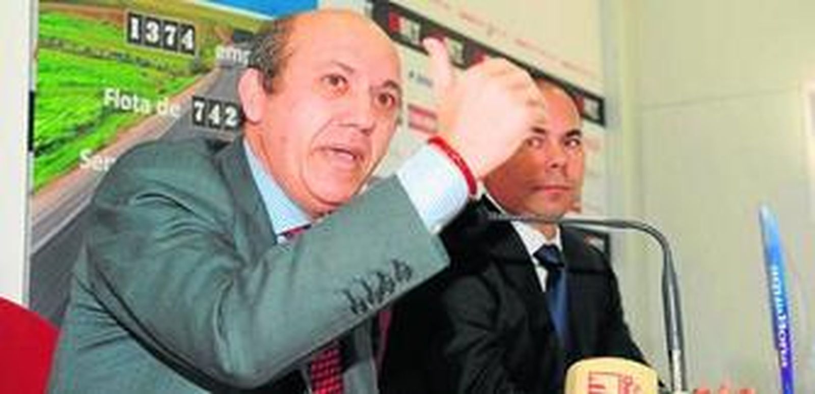 El presidente del Sevilla hace un gesto con la mano durante su intervención en el día de ayer.