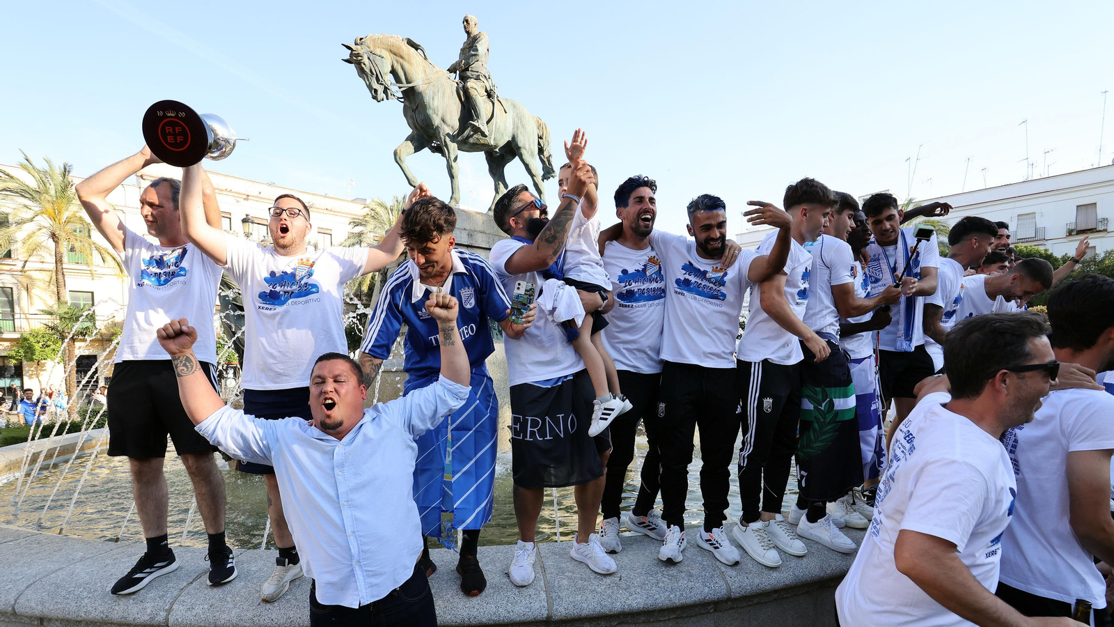Baño de masas del Xerez CD en Jerez por su ascenso