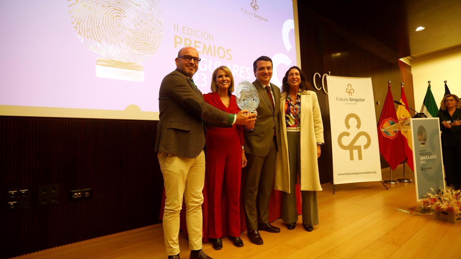 Premio especial al Ayuntamiento, recogido por José María Bellido y Bernardo Jordano.