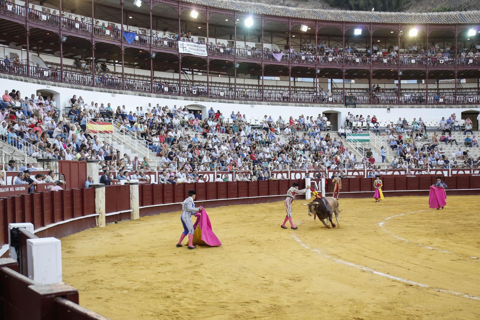 Aspecto de la plaza en el momento del incio del paseillo con seis novileros malagueños encartelados.