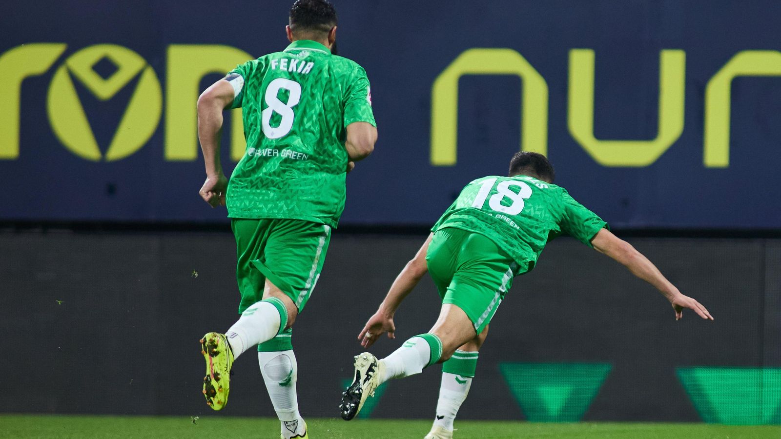 Fornals celebra eufórico su golazo perseguido por Fekir.