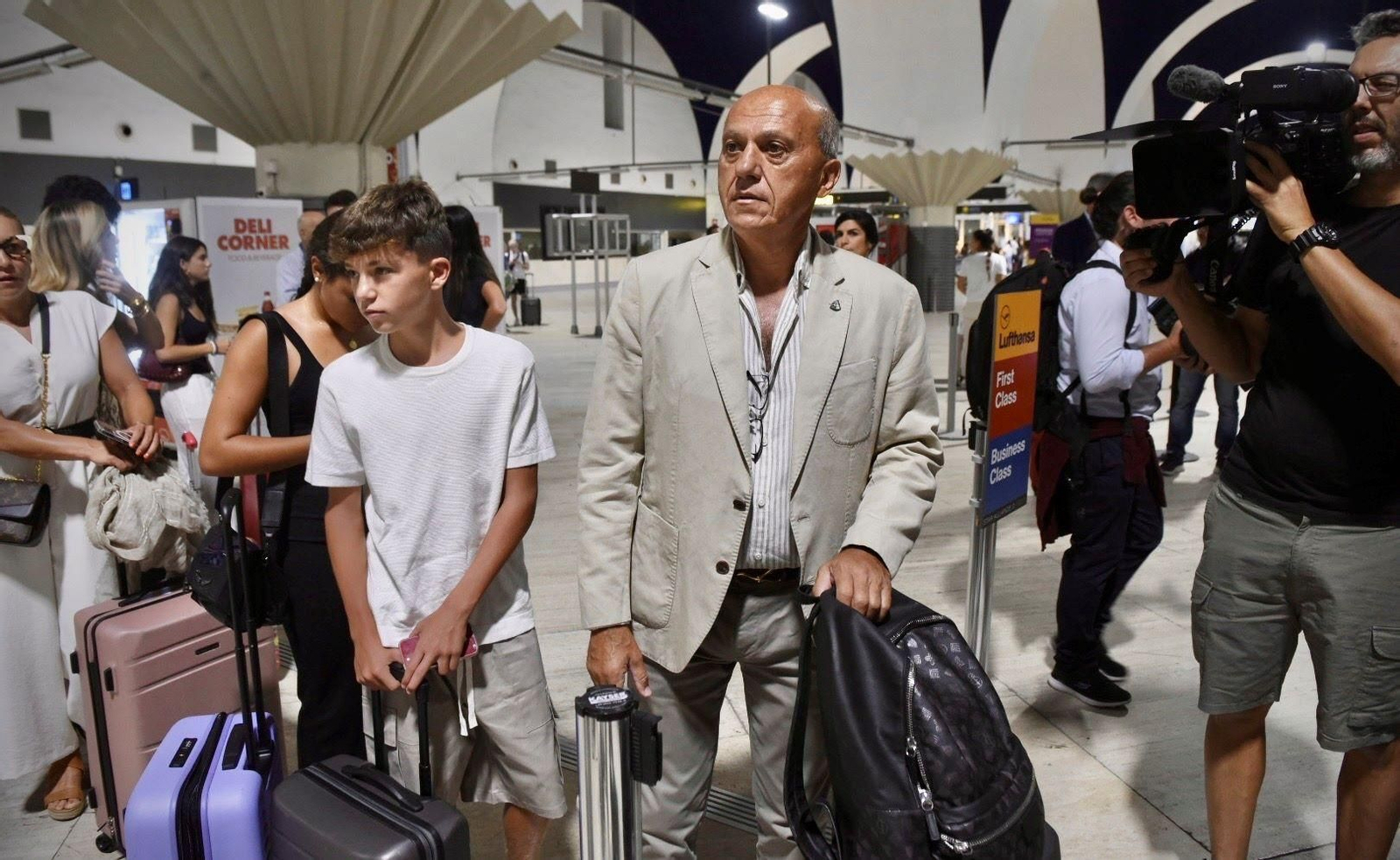 Salida del Sevilla hacia Atenas para la Supercopa de Europa