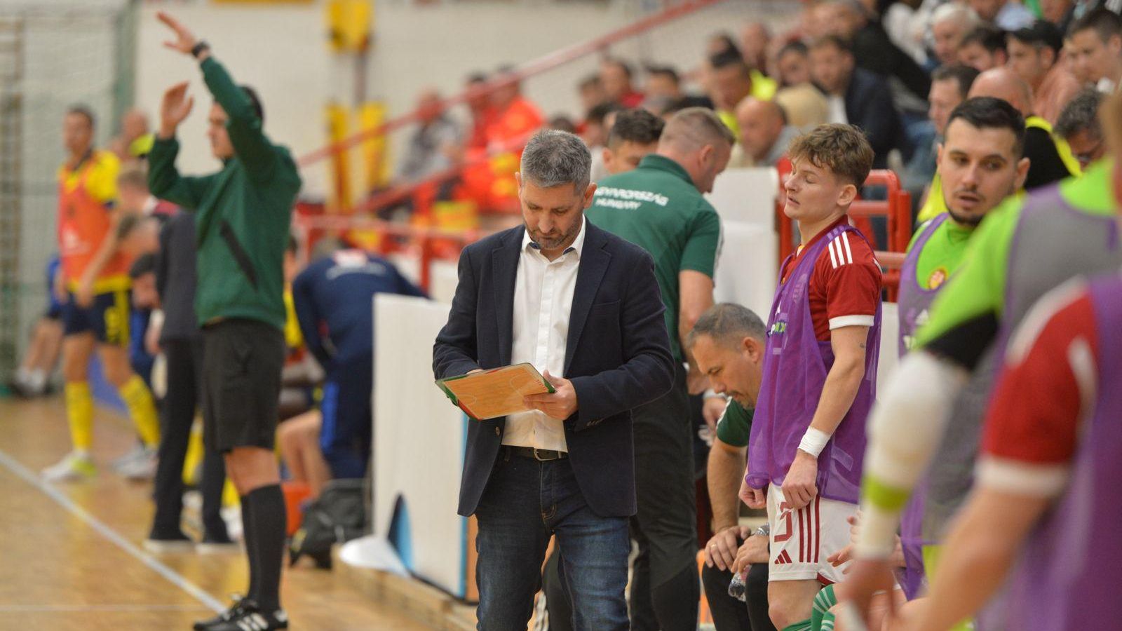 Sergio Mullor toma apuntes en su pizarra durante un encuentro disputado por la selección húngara a la que dirige.