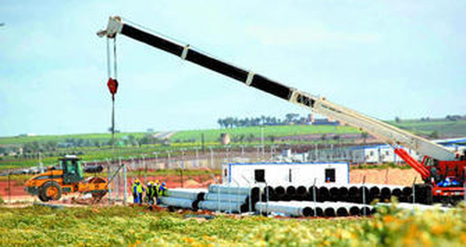 Operarios construyendo la estación de compresión, en Beni Saf (Argelia), desde donde parte el gas natural hacia Almería, vía submarina.
