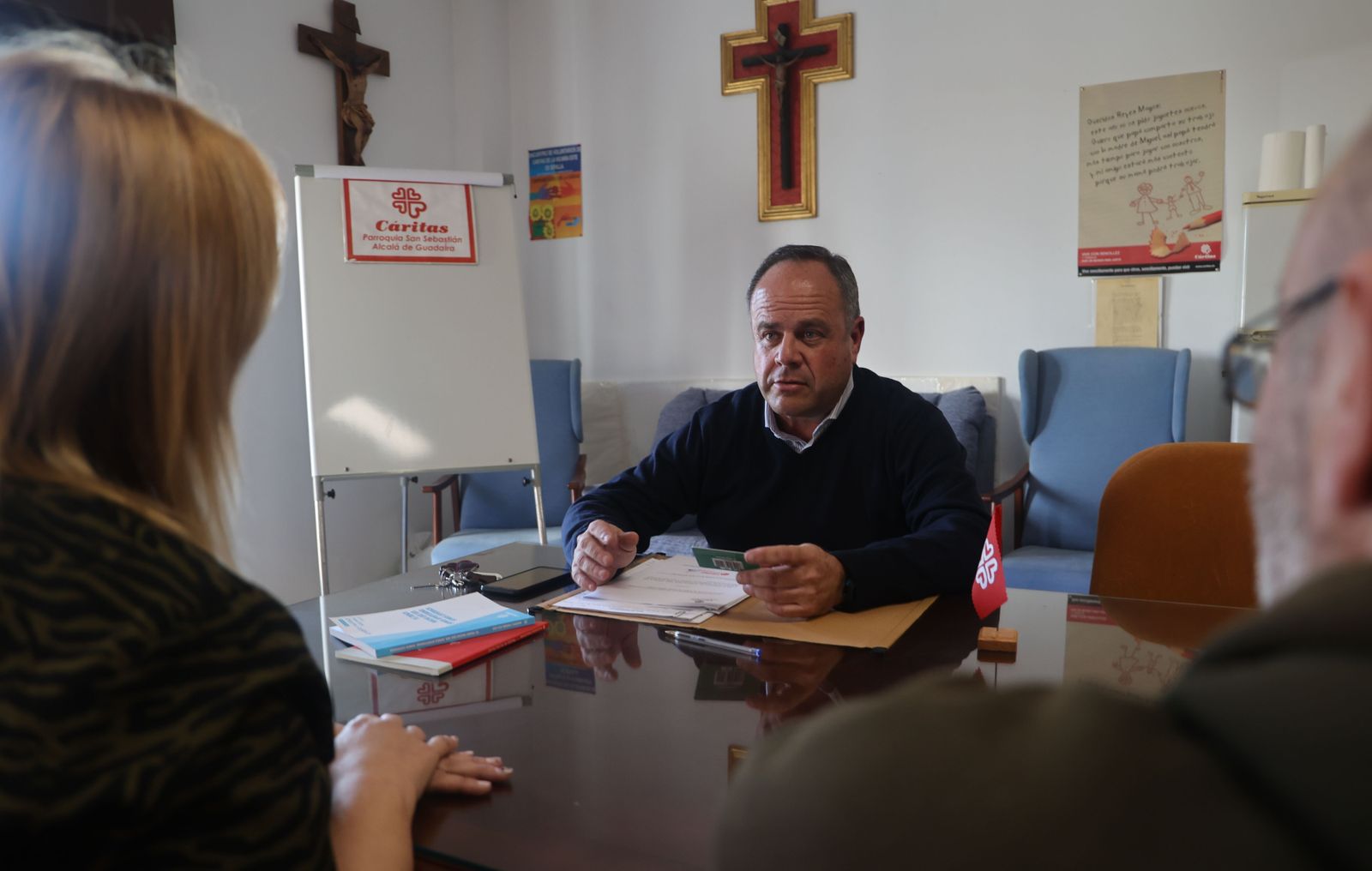 Antonio Muñoz, voluntario y director de la Cáritas de la parroquia de San Sebastián en Alcalá de Guadaíra, durante una acogida.