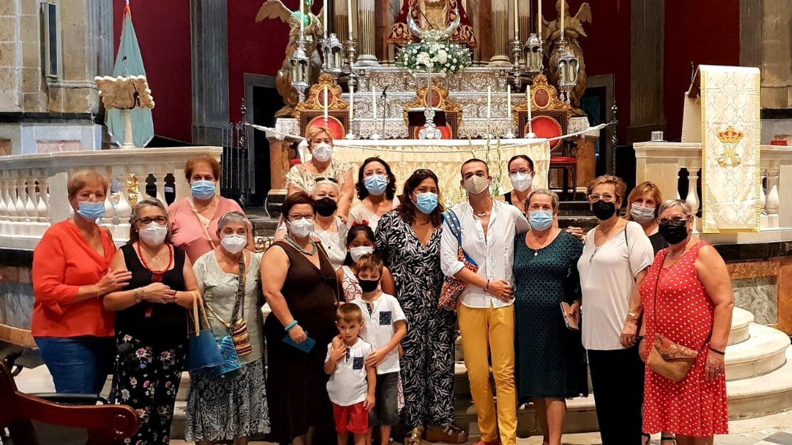 Los vecinos de la barriada de los Milagros asistieron para ver a la Virgen.