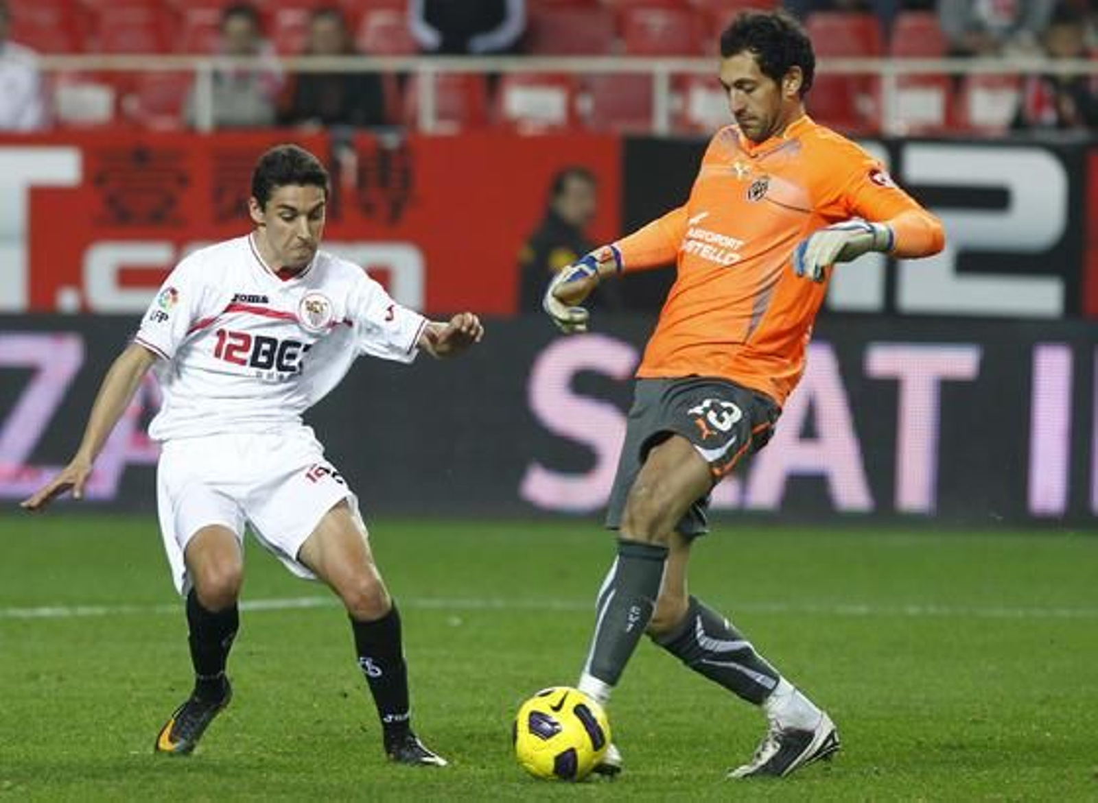 El Sevilla celebra la vuelta de Sergio Sánchez a los terrenos de juego con el pase a las semifinales de Copa del Rey ante el Villarreal (3-0). / Antonio Pizarro