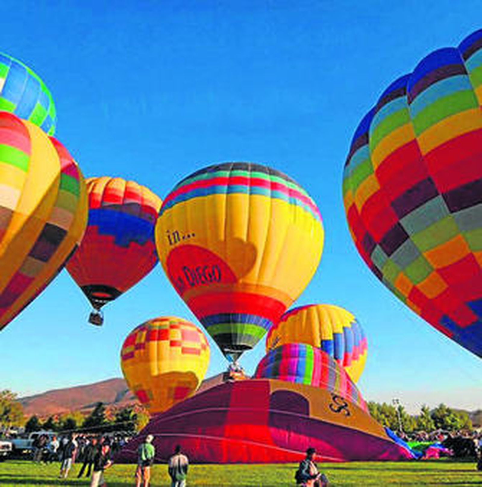 Cada vez son más quienes se animan a surcar los cielos empujados por el viento en un globo aerostático.