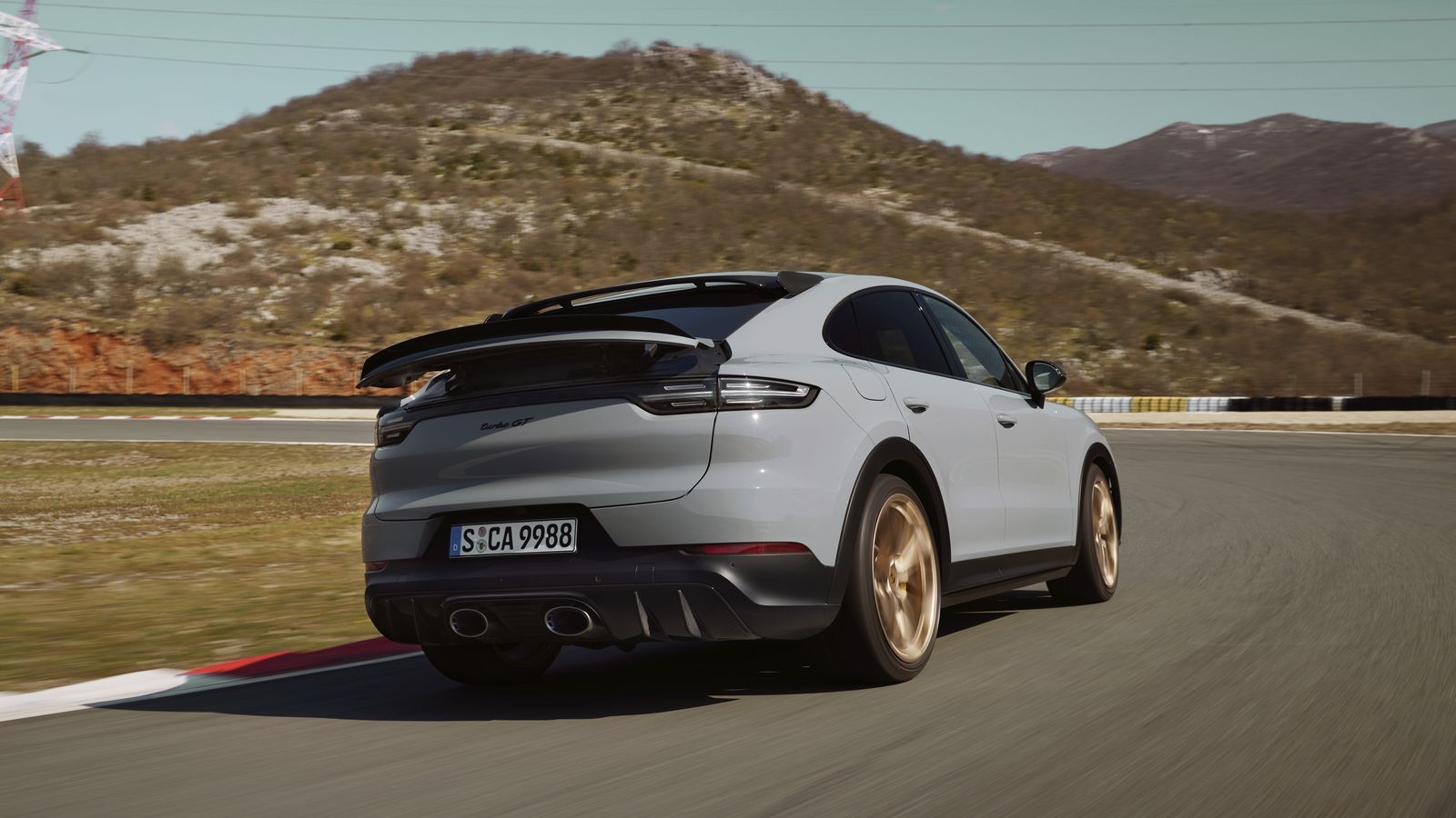 Entre los rivales del Porsche Cayenne Turbo S estarían el Lamborghini Urus con sus 650 CV, el BMW X6 M Competition, con 640 CV, el Mercedes AMG GLE 63 4Matic+ con 612 CV o el Audi RS Q8 TFSI de 600 CV con el que comparte el motor.