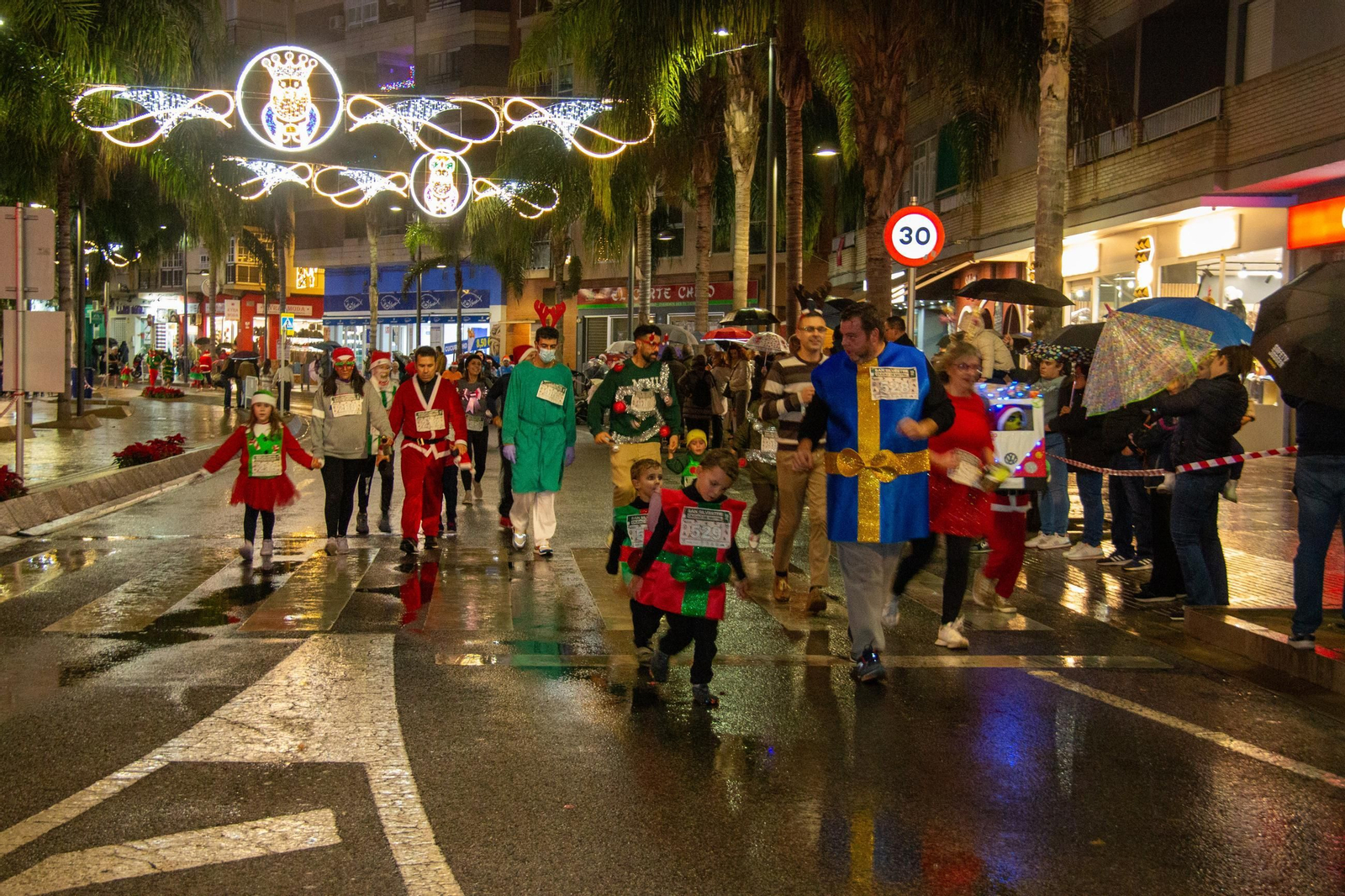Ni la lluvia puede con la San Silvestre de Motril