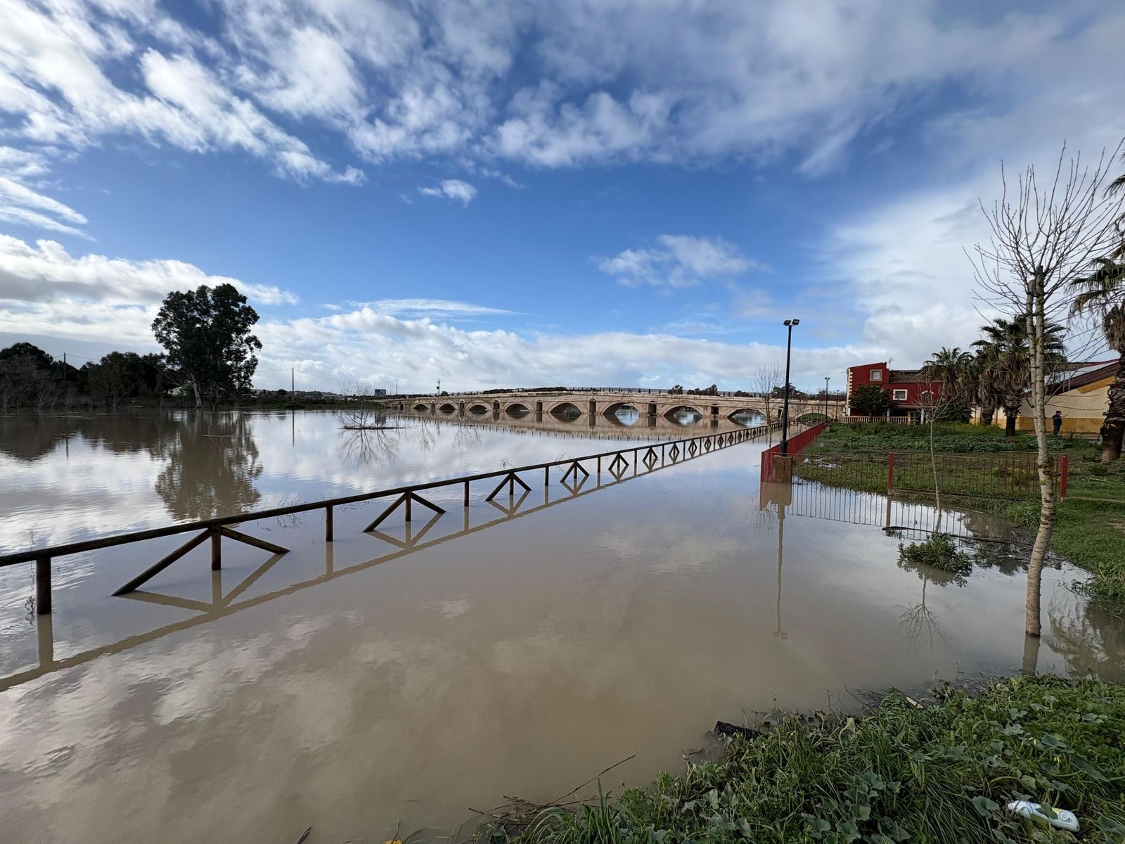 El río Guadalete, actualmente en nivel naranja con 5,99 metros.
