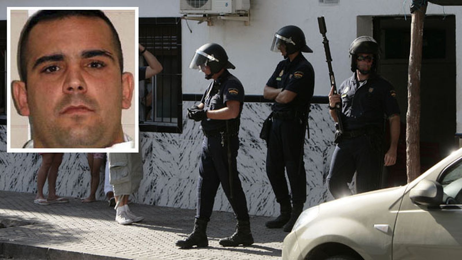 Policías nacionales en una operación en Torreblanca. Arriba a la izda. José M. S. , alías 'el choco'.