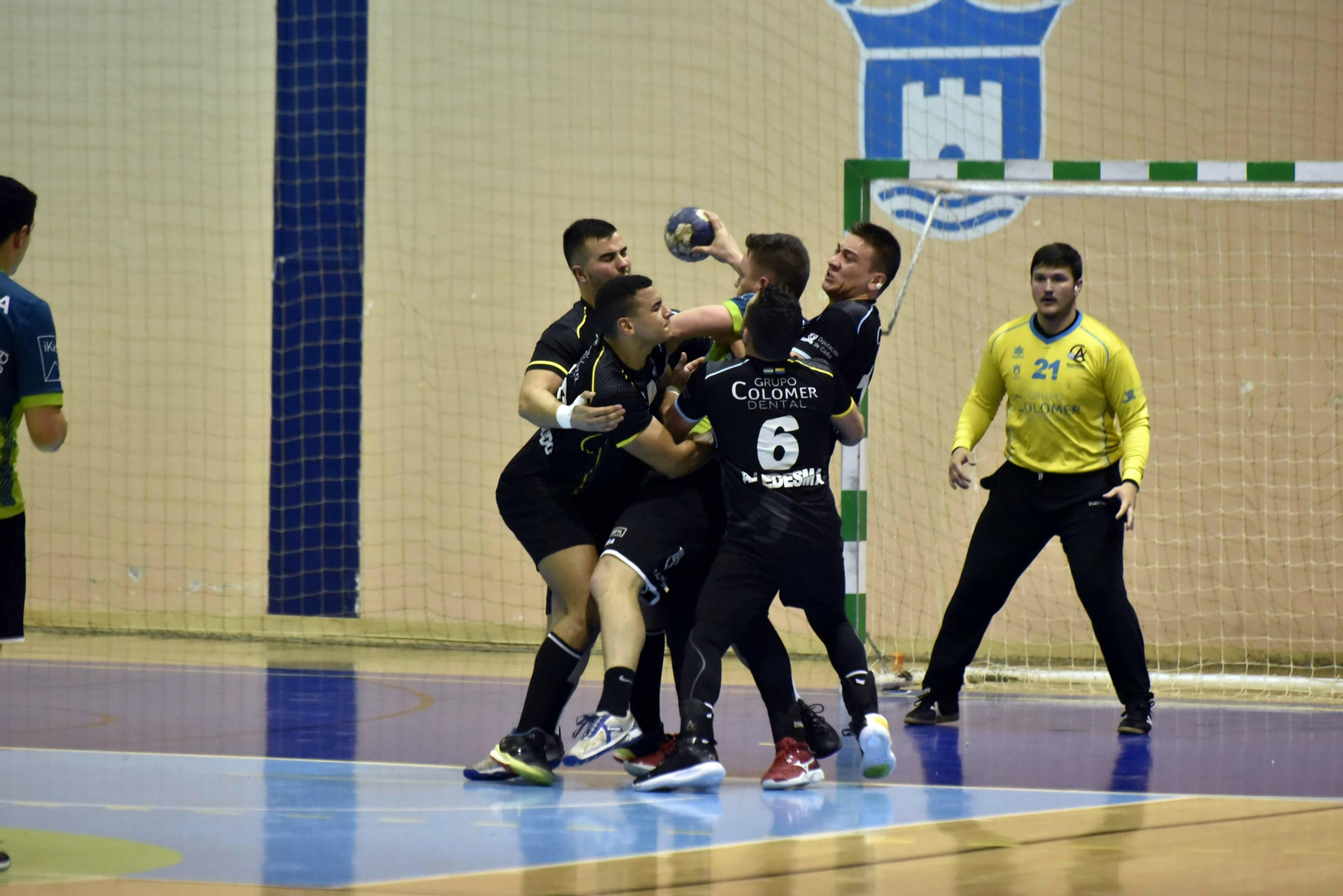 Los algecireños tratan de defender un ataque del Ikasa.