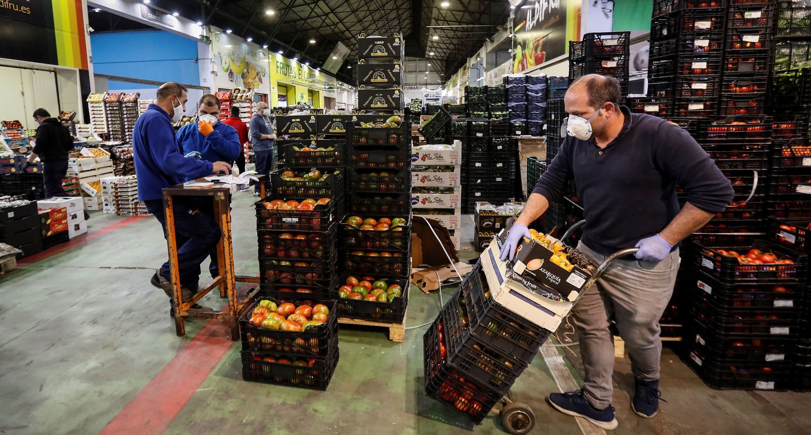Los empleados de Mercasevilla trabajan estos días con mascarillas y guantes.