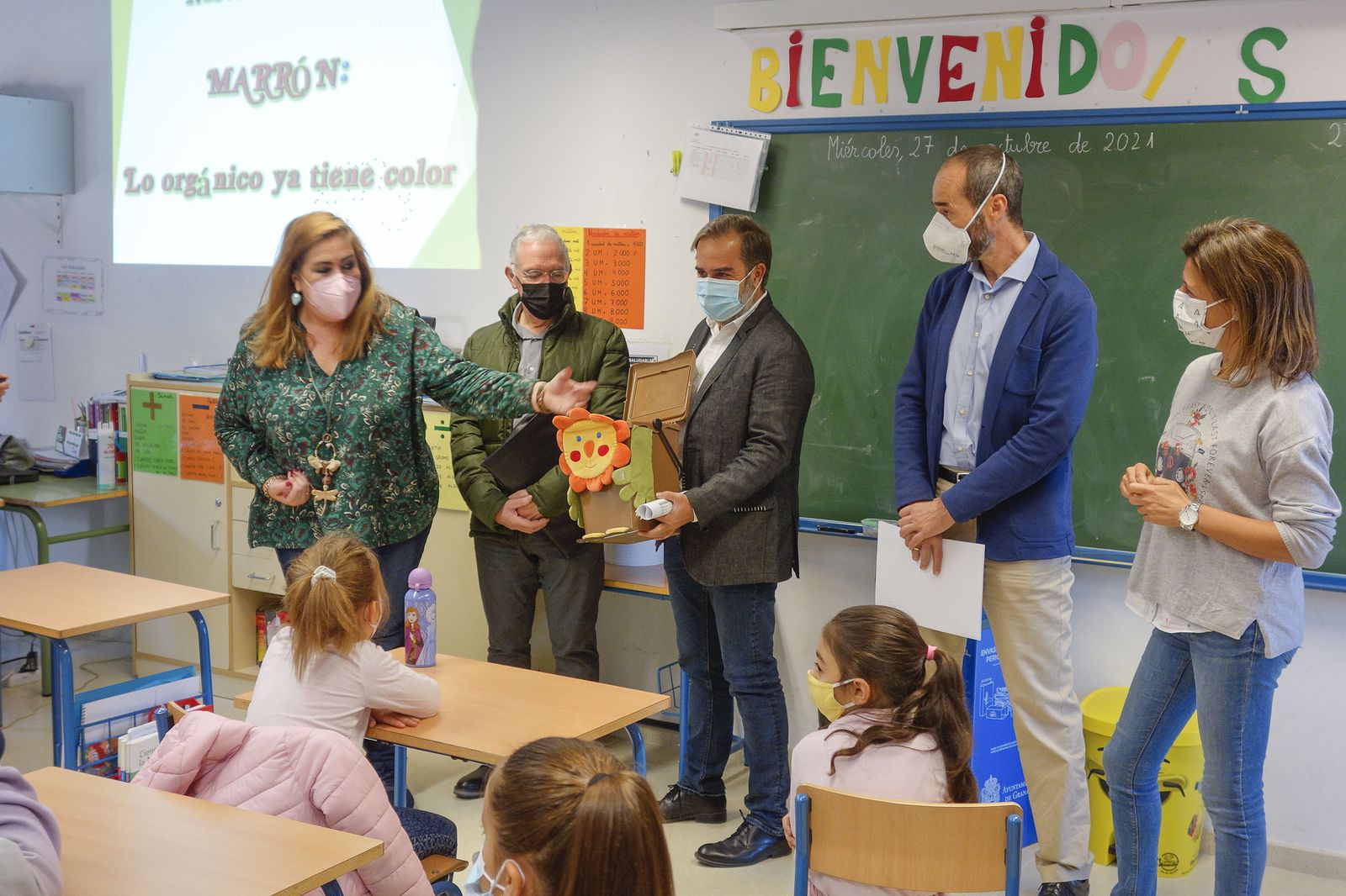 Lanzan el nuevo programa escolar sobre el uso del nuevo contenedor marrón en Granada