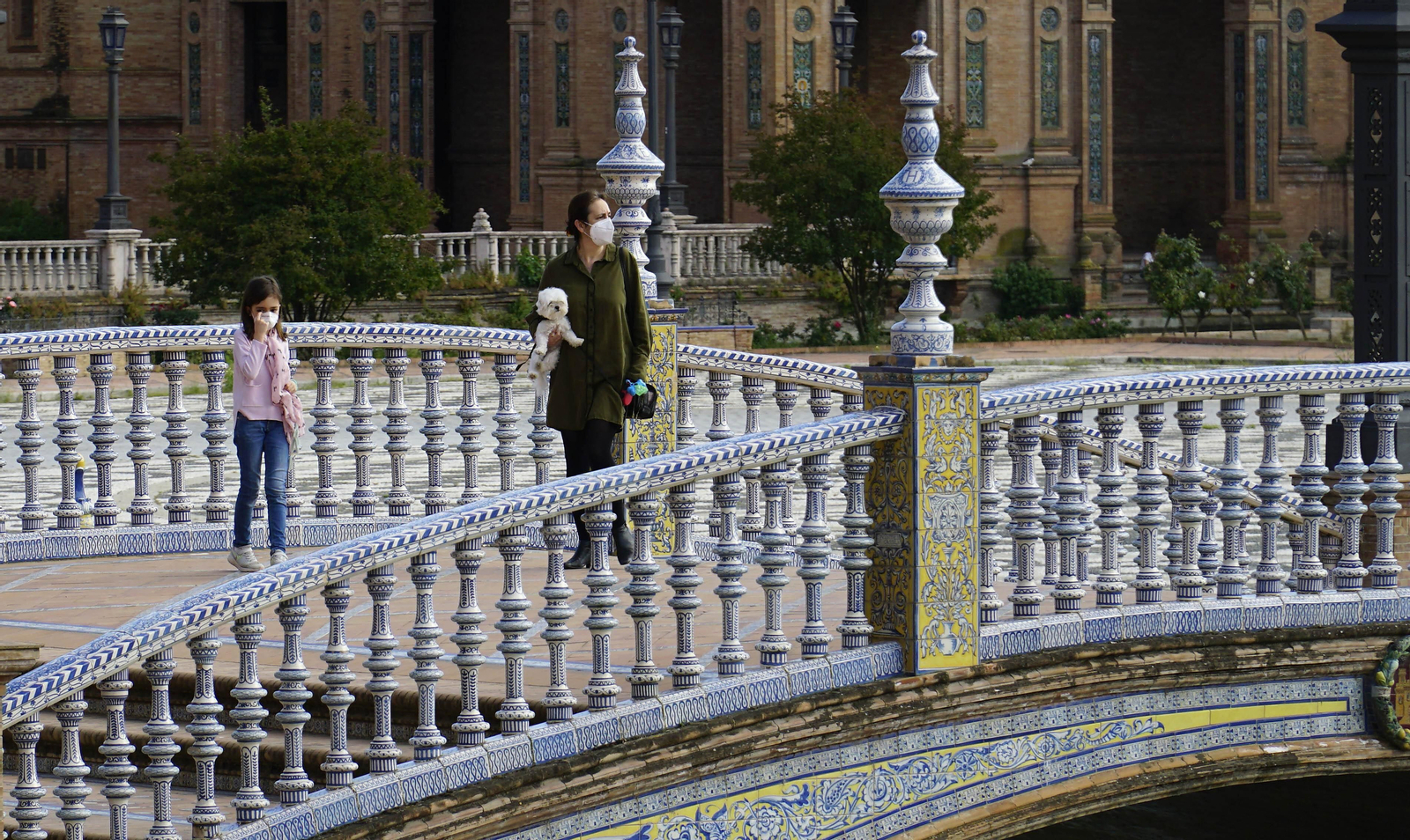 Una mujer y una niña pasean por la Plaza de España vacía de turistas.