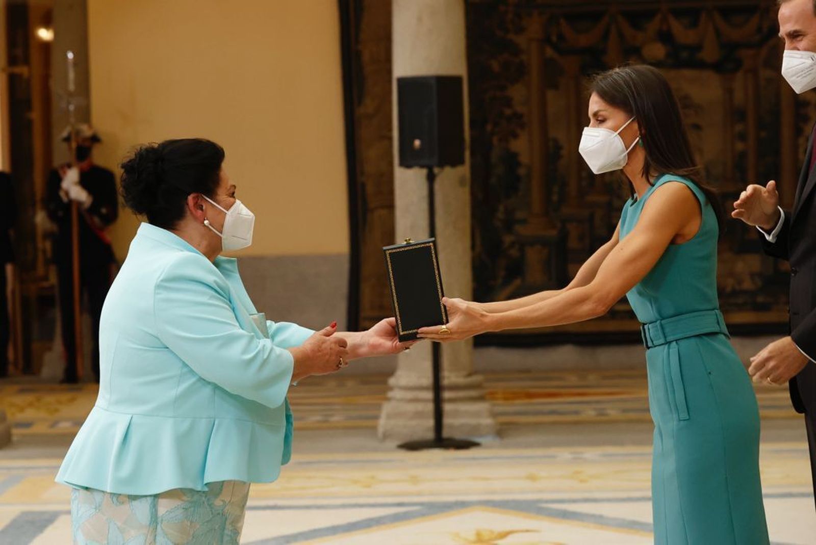 María Vargas, recibiendo la Medalla de las Bellas Artes de la Reina Letizia.