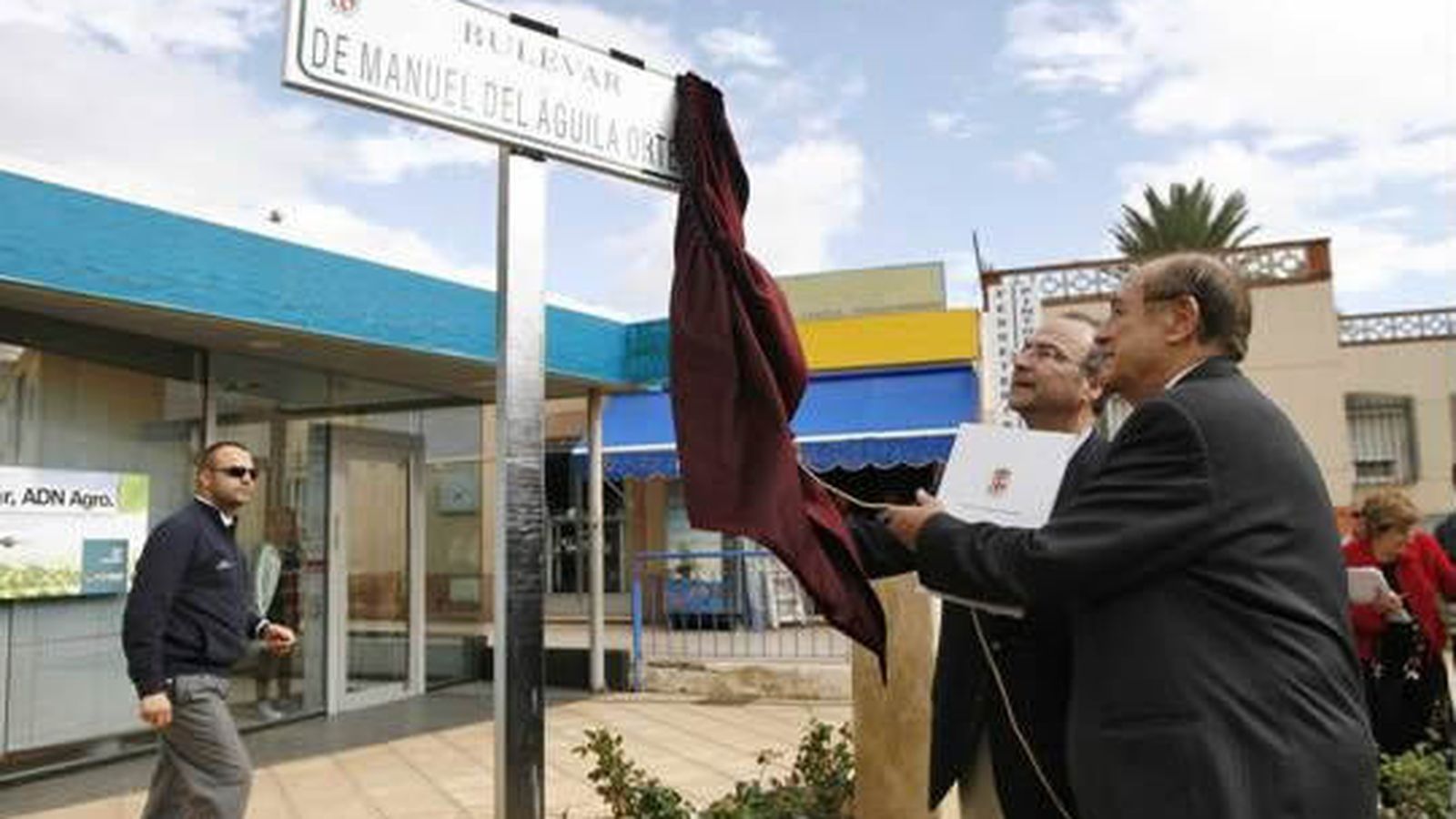 El Vicepresidente de la ACMA, Emilio Esteban-Hanza y el Alcalde de Almería, Luis Rogelio Rodríguez-Comendador en el momento en el que se descubría la placa con el nombre del bulevar al escritor y compositor almeriense Manuel del Águila Ortega.