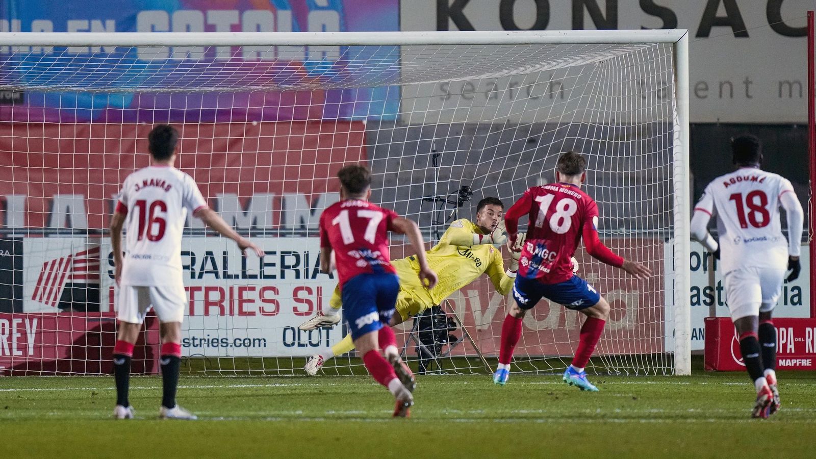 Álvaro Fernández detiene el penalti lanzado por Chema Moreno.
