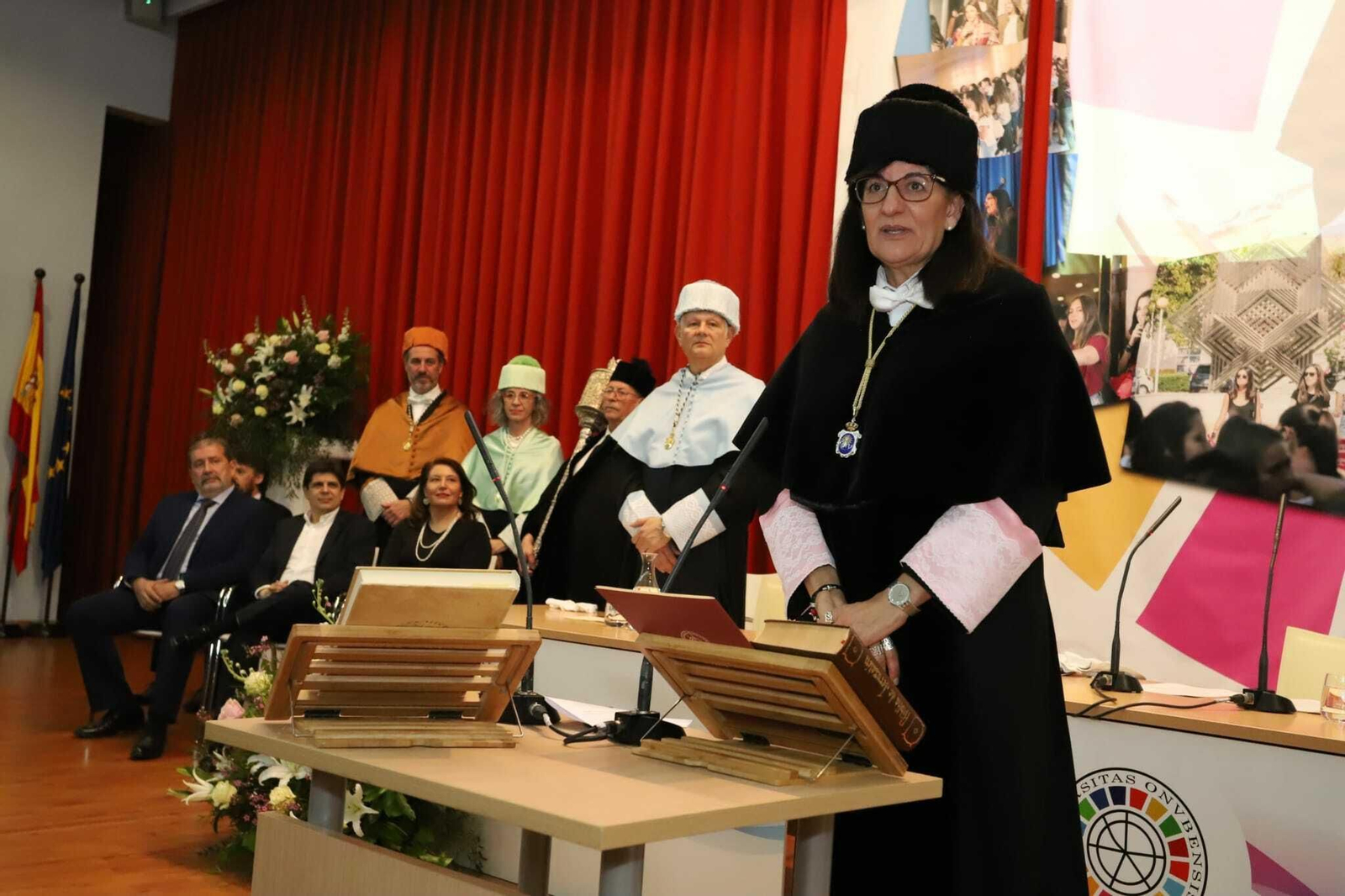 La rectora se dirige a los doctorandos.