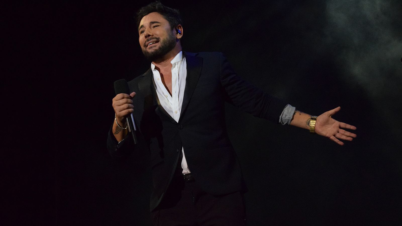 Miguel Poveda se entregó por completo al público en el concierto.