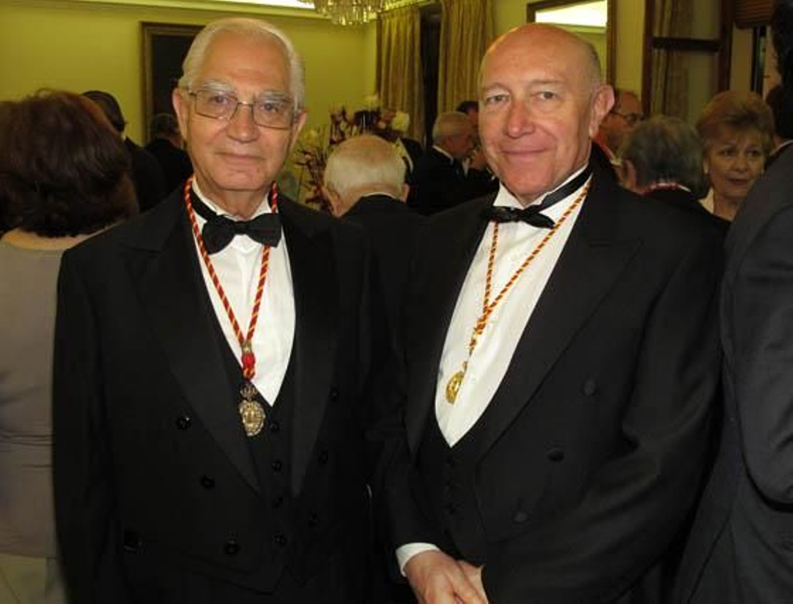 Los académicos Rafael Leña, notario, y Eduardo
Fernández Galvis, registrador de la propiedad.

Foto: Victoria Ramírez