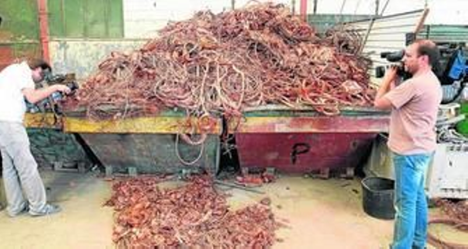 Dos cámaras graban, ayer, una gran cantidad de cobre intervenida en una chatarrería de Jerez.