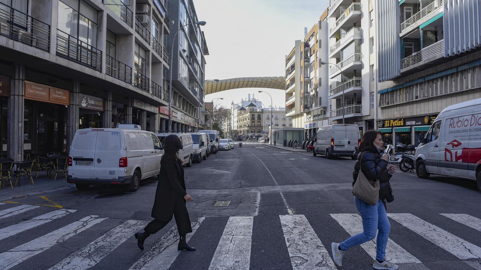 La calle Imagen con la pasarela de las Setas al fondo.