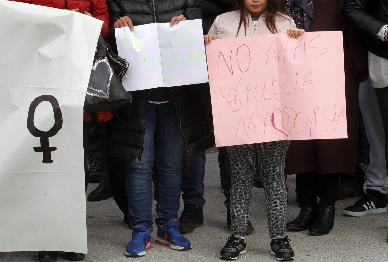 Concentración en la localidad navarra de Orkoien contra la agresión sexual grupal que sufrió una vecina.