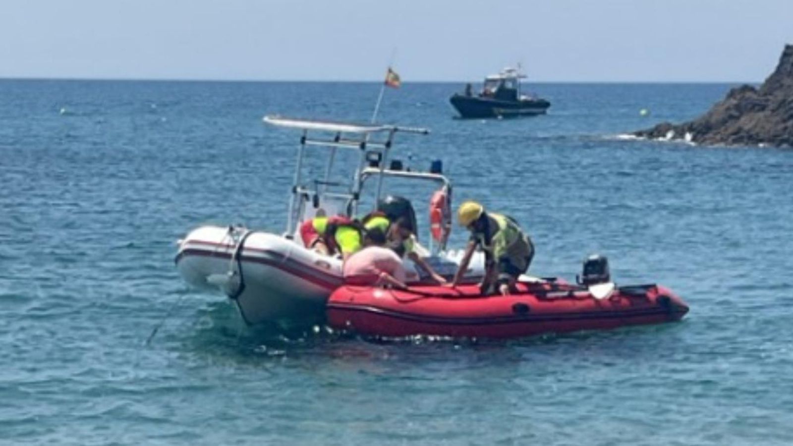 Evacuación de la mujer herida en una embarcación que la llevó hasta la playa más próxima