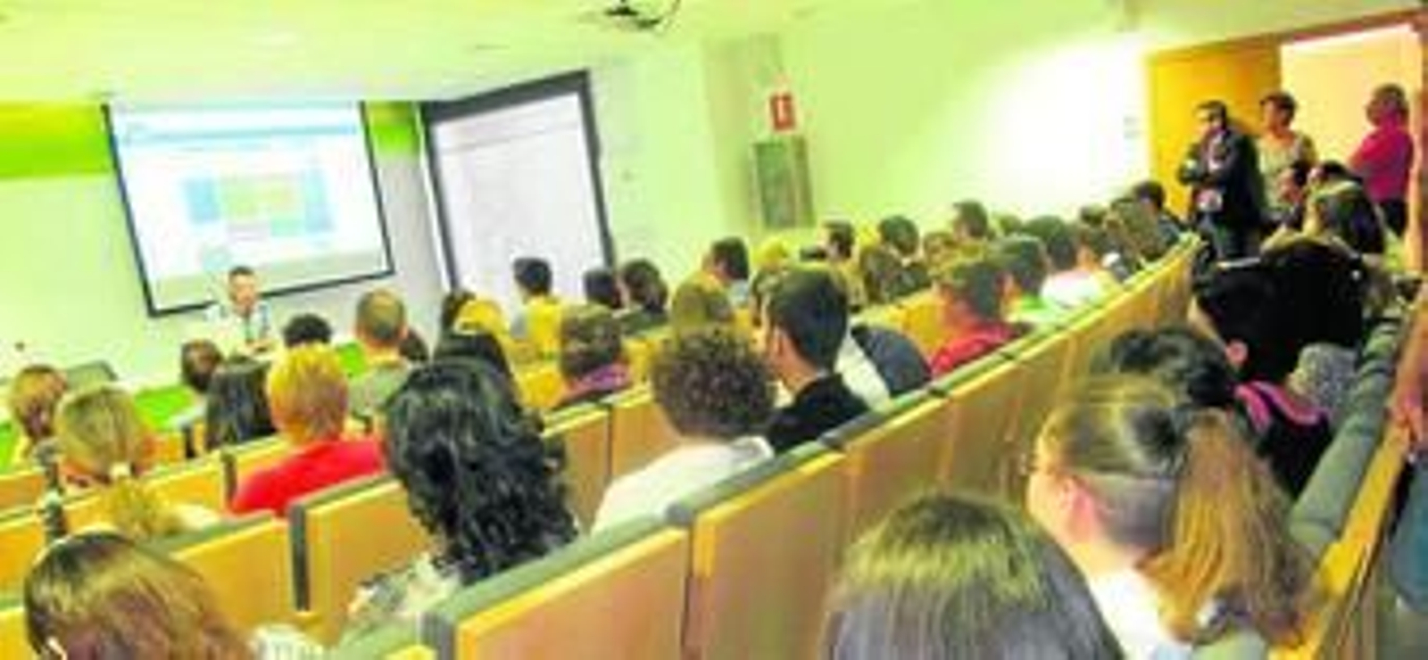 Más de un centenar de personas han asistido hoy a la conferencia sobre el Servicio Andaluz de Empleo.