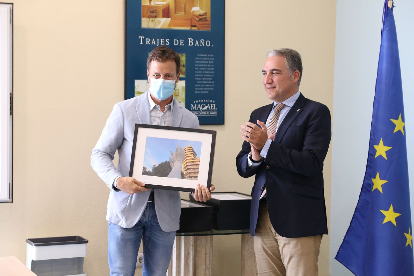 Las imágenes de la visita de Bendodo a Cosentino y la firma de la adenda con Extenda y la AEMA