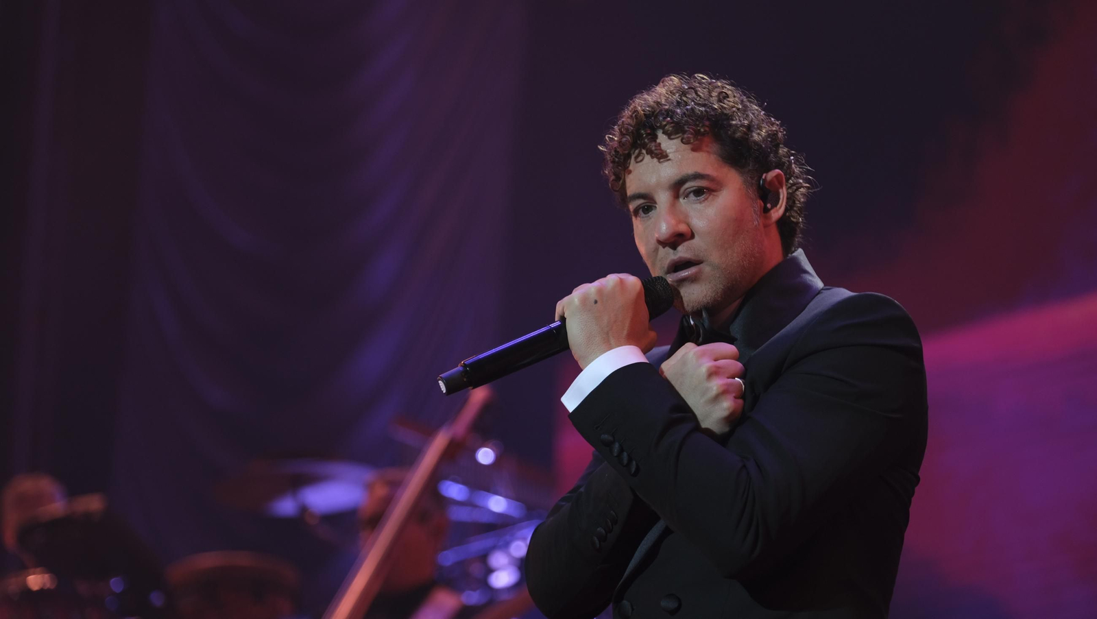 David Bisbal enamora a su Almería en el inicio de la gira 'Todo es Posible en Navidad', en fotografías