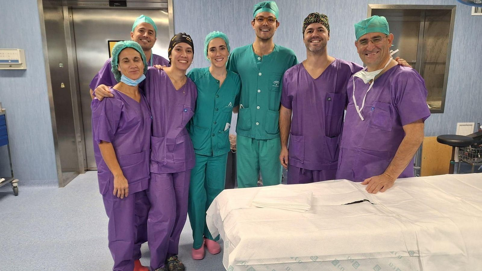 Especialistas de Traumatología, Pediatría y Enfermería antes de una intervención.