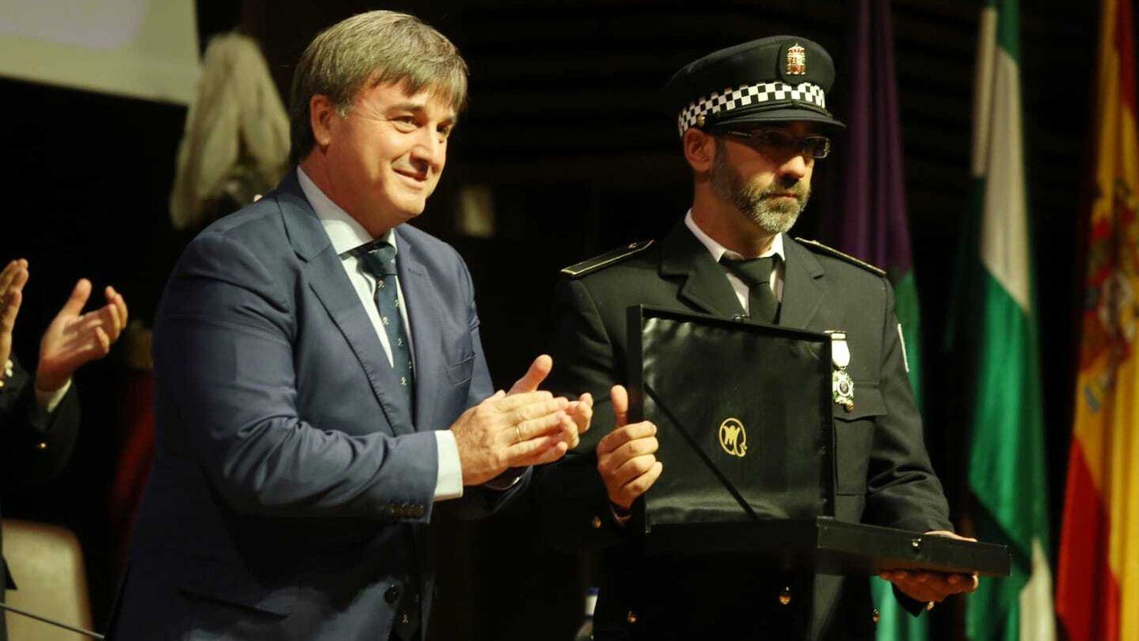 Reconocimiento a un agente de Policía Local entregado por el concejal del Área de Seguridad